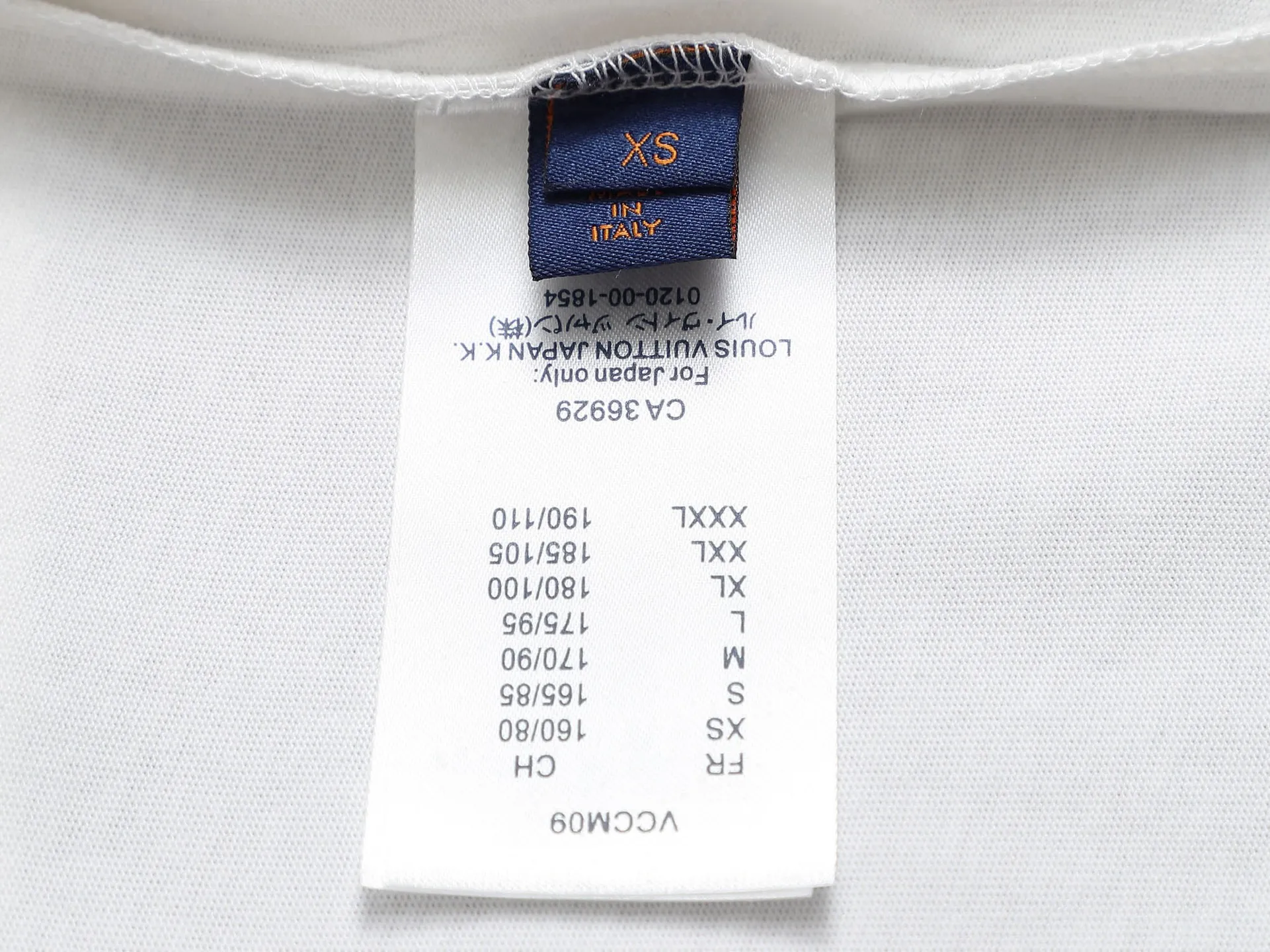🅿️170 Louis Vuitton Louis Vuitton 1V slightly wide version XS-L 25SS LV new product counter catwalk model with leather letter logo embroidery on the front and back, same style for men and women! Short-sleeves are not the same as the general public, but must be unique and eye-catching. This LV short-sleeves is all about quality, comfort, consistent style, fashion, including fabrics and cutting techniques, all of which have been made with great effort! 320 grams of washed pure cotton fabric, pure cotton is breathable, very refreshing and comfortable for daily wear. The rib knitting on the neckline is smooth and tight, and the neckline will not be skewed if you toss it at will. The loose version, you will find that it looks really good on the upper body. The overall is minimalist and neat, super versatile for daily use! Pair it casually with a pair of pants for a youthful look. A T-shirt will make your outfit crazy. It is a fashionable item that can never go wrong! Color: Black White Size: XS-L Size chart: